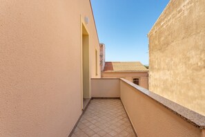 Property grounds - Holiday Home 'La Casa Rosa Di Rita E Franco' with Balcony and Wi-Fi (Scano di Montiferro)