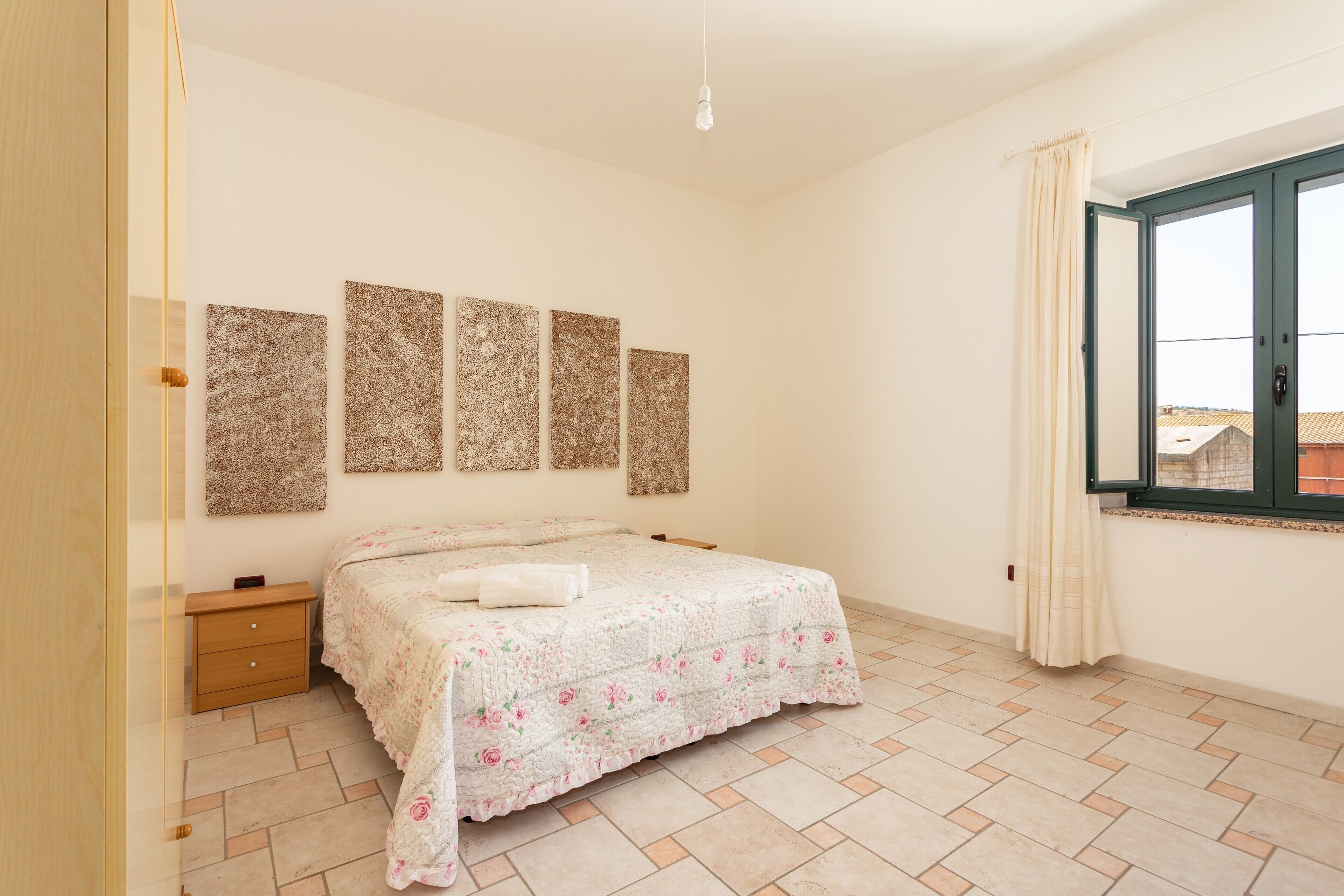 2 室のベッドルーム、アイロン / アイロン台、WiFi (無料)、ベッドシーツ