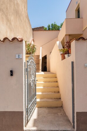 Property grounds - Holiday Home 'La Casa Rosa Di Rita E Franco' with Balcony and Wi-Fi (Scano di Montiferro)