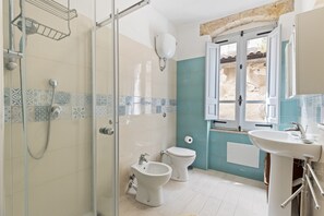 Regadera, amenidades de baño gratuitas, secadora de cabello, toallas 