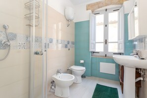 Shower, free toiletries, hair dryer, towels - Holiday Home 'Domo Mea - La Tua Casa In Sardegna' with Terrace, Balcony and Wi-Fi (Cuglieri)