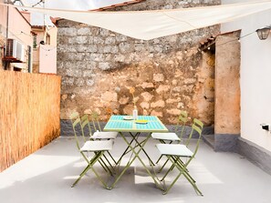 Outdoor dining - Holiday Home 'Domo Mea - La Tua Casa In Sardegna' with Terrace, Balcony and Wi-Fi (Cuglieri)