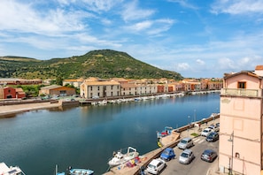 A riverfront marina with boats, a dock, and buildings along the water. - Apartment 'L'attico Sul Fiume' with Private Terrace, Wi-Fi and Air Conditioning (Bosa)