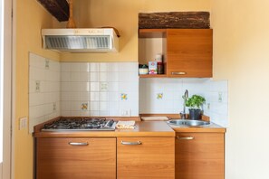 Fridge, stovetop, coffee/tea maker, electric kettle