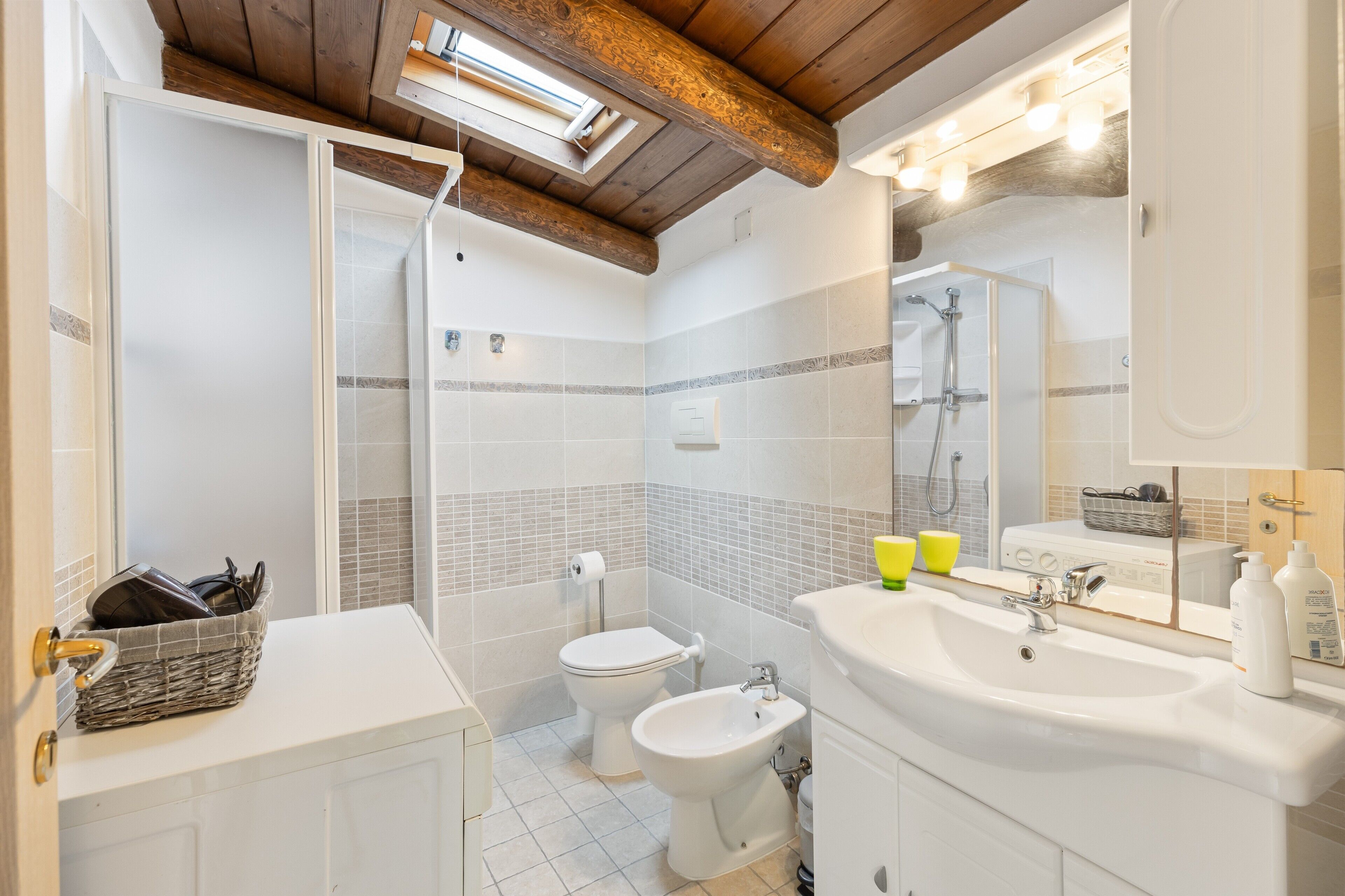 Dusche, Haartrockner, Handtücher