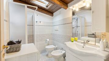 Een douche, een haardroger, handdoeken