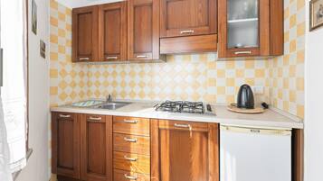 Réfrigérateur, micro-ondes, plaque de cuisson, cafetière/bouilloire