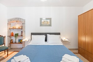 1 غرفة نوم ومكواة/لوح كي وواي فاي مجانًا وملاءات أسرّة