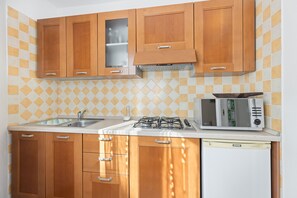 Réfrigérateur, micro-ondes, plaque de cuisson, cafetière/bouilloire