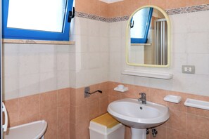 Comfort House, Sea View | Bathroom | Shower, toilet paper