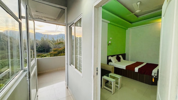 Una habitación con cama, una mesita y vistas al exterior.