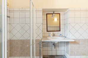 Shower, hair dryer, towels - Apartment 'Le Residenze In Piazza' with Balcony, Wi-Fi and Air Conditioning (Bosa)