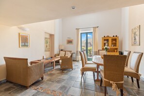 Interior - Apartment 'Le Residenze In Piazza' with Balcony, Wi-Fi and Air Conditioning (Bosa)