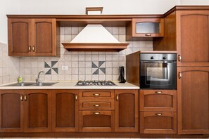 Kühlschrank, Ofen, Herdplatte, Kochgeschirr/Geschirr/Besteck