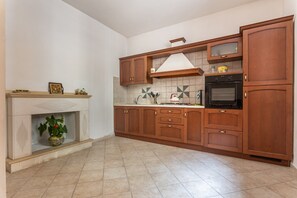 Fridge, oven, stovetop, cookware/dishes/utensils