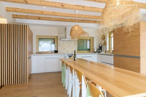 Kylskåp, mikrovågsugn, ugn och spishäll