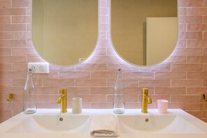 Regadera, secadora de cabello, toallas 