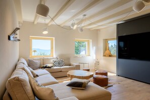 TV, fireplace