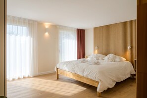 4 bedrooms, iron/ironing board, free WiFi, bed sheets