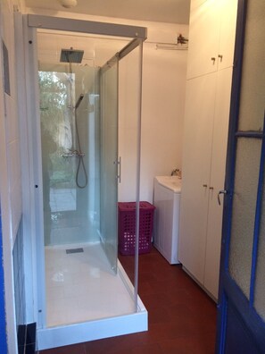 Shower, hair dryer, soap, toilet paper - PAVILION 56 m², sleeps 6, Centre Ville ARCACHON, ideal for families (Arcachon)