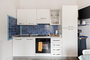 Fridge, oven, stovetop, coffee/tea maker