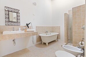 Douche, sèche-cheveux, serviettes fournies