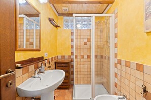 Een douche, een haardroger, handdoeken