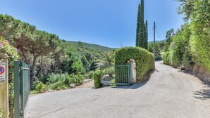 A rural road leading to a gated entrance with a sign indicating no parking. - Villa 'I Fiori Redinoce' with Private Terrace, Private Garden, and Air Conditioning (Procchio)