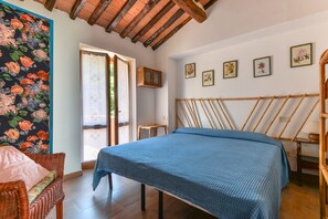 2 bedrooms, iron/ironing board, WiFi