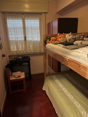 4 bedrooms, iron/ironing board, travel cot, WiFi