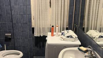 Doccia, asciugacapelli, bidet, asciugamani