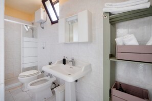 Suihku, hiustenkuivaaja, pyyhkeet