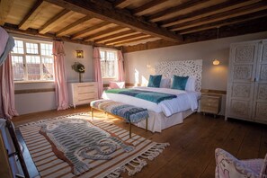 7 chambres, fer et planche à repasser, Wi-Fi, draps fournis