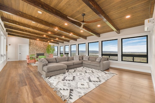 Epic Private Lake-Modern Lodge+AC+WiFi+50minstoYNP