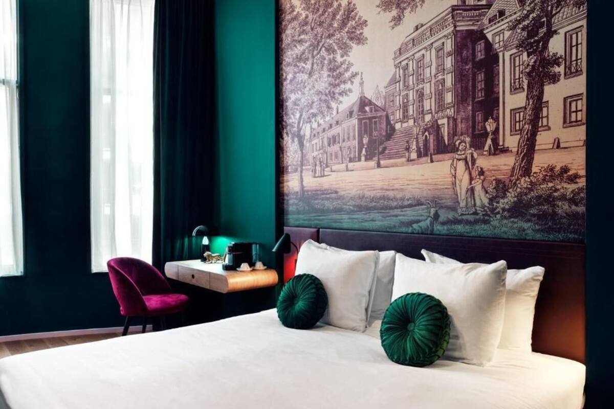 Premium bedding, pillowtop beds, minibar, in-room safe