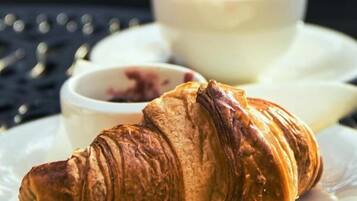 Tägliches Frühstücksbuffet (24.50 EUR pro Person)