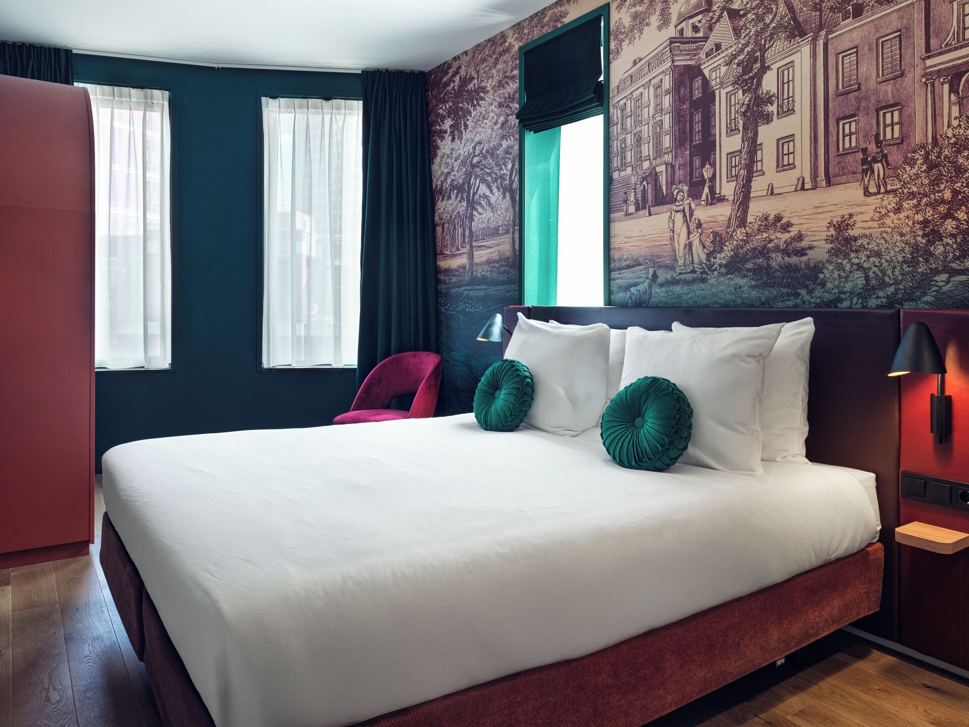 أغطية فراش متميزة وأسرّة بطبقة علوية مريحة وميني بار وخزنة داخل الغرفة