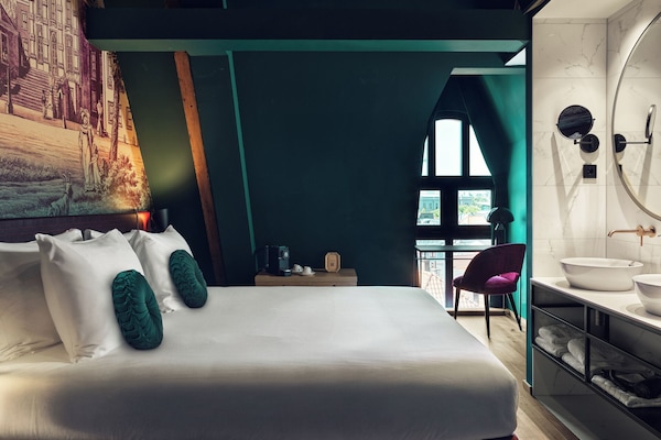 Ropa de cama de alta calidad, camas con pillow-top y minibar