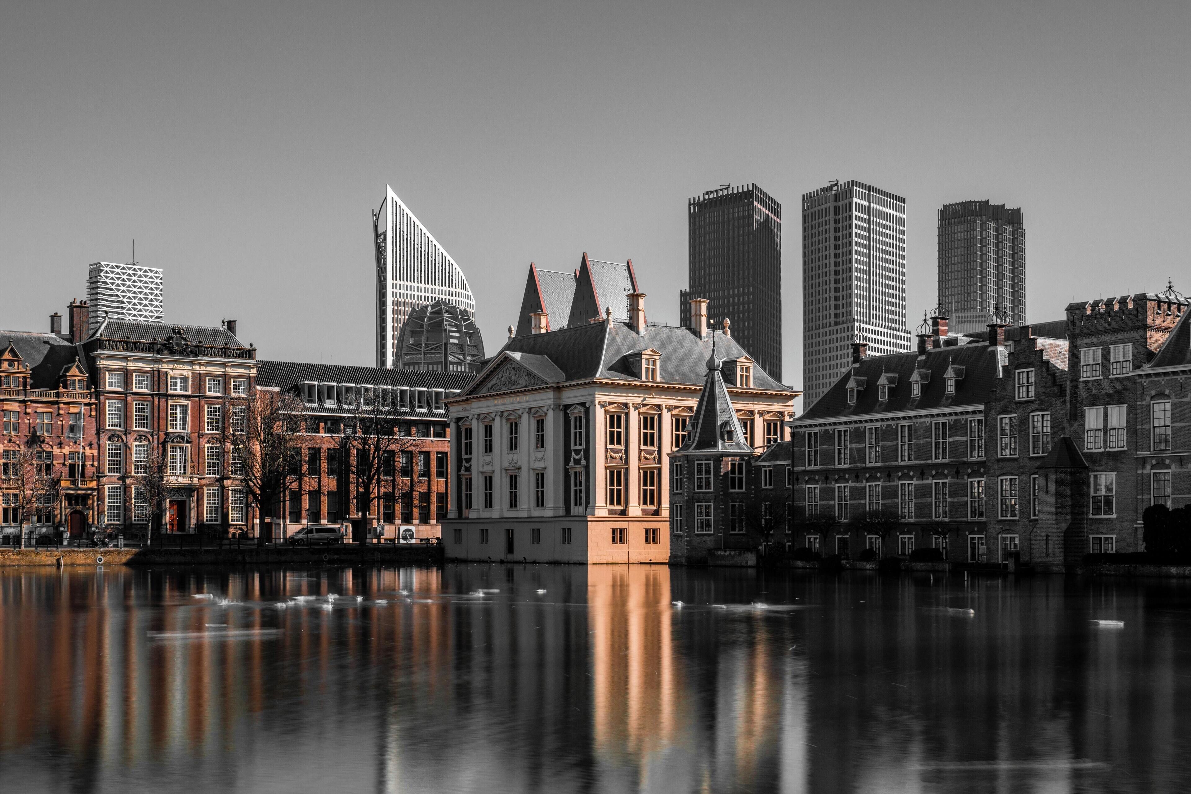 Un bâtiment historique doté d’un dôme central et dont l’image se reflète dans l’eau.