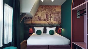 Une chambre moderne avec un grand lit, deux lampes de chevet, une fresque murale et une étagère rouge.
