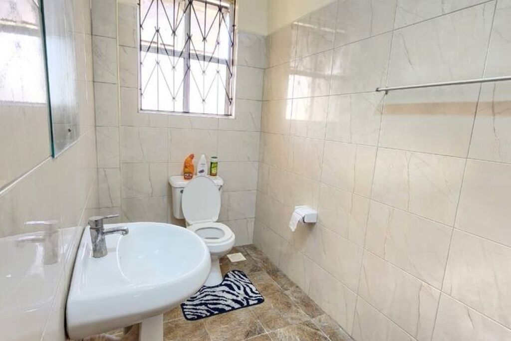 Een douche, een bidet, zeep