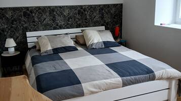 2 bedrooms, iron/ironing board, free WiFi, bed sheets