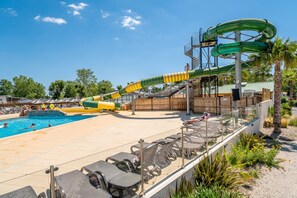 Una piscina cubierta, una piscina climatizada
