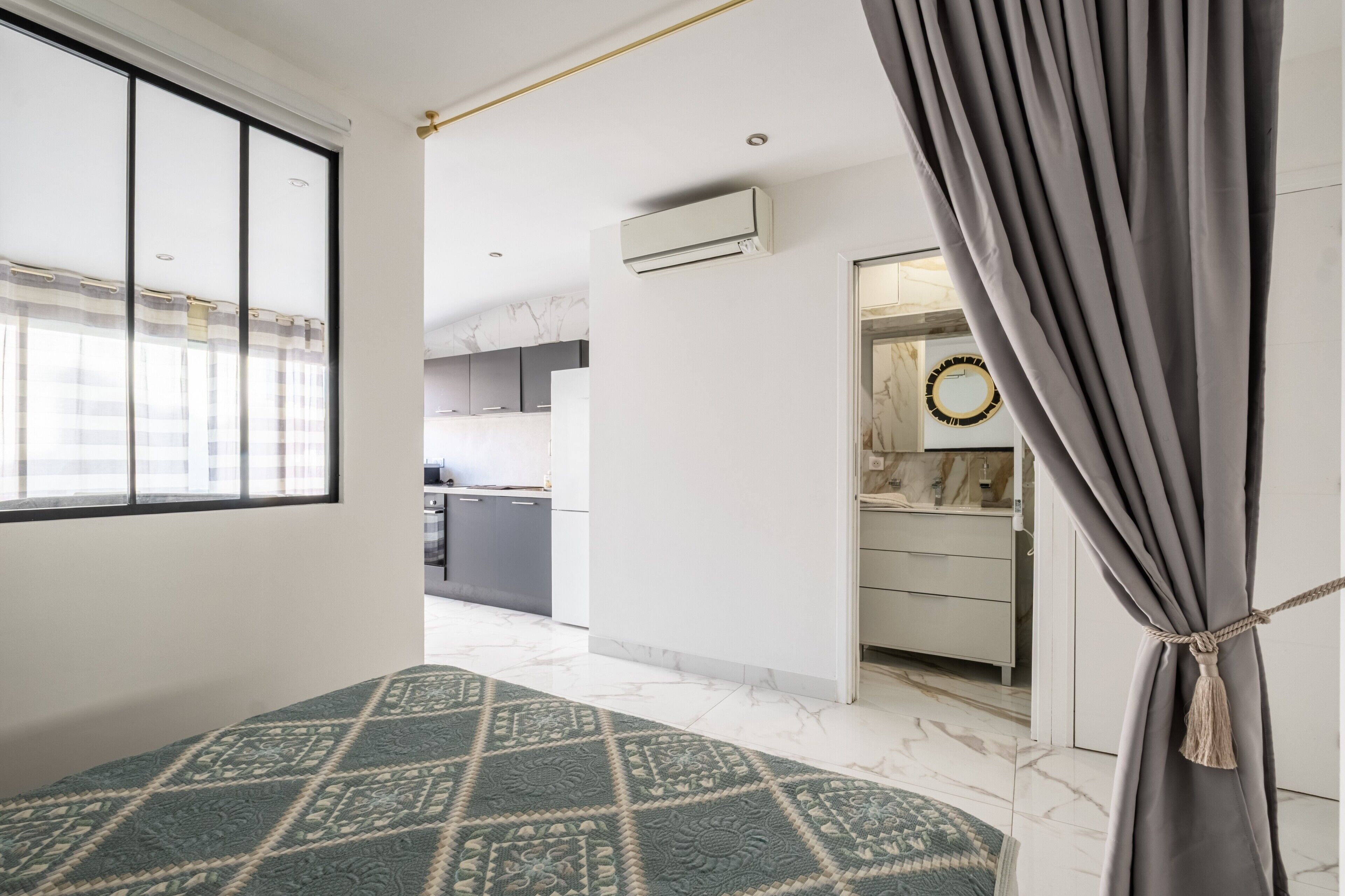 1 habitación, tabla de planchar con plancha, wifi gratis y ropa de cama 