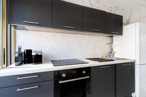 Kühlschrank, Mikrowelle, Ofen, Herdplatte