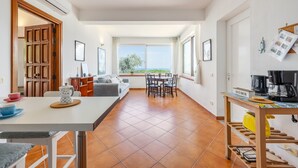 A spacious kitchen with a dining area, large windows, and a view of the outdoors. - Villa 'Anna Messina' with sea view, Wi-Fi and air conditioning (Carini)