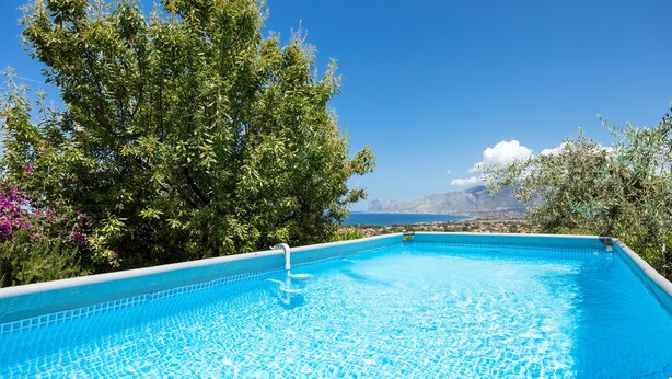 A clear blue swimming pool with a view of the sea and mountains in the background. - Villa 'Anna Messina' with sea view, Wi-Fi and air conditioning (Carini)