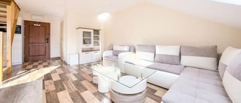 Apartment (406) | Wohnbereich | Flachbildfernseher