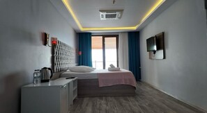 In-room safe, soundproofing, iron/ironing board, free WiFi