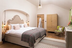 8 bedrooms, iron/ironing board, WiFi, bed sheets